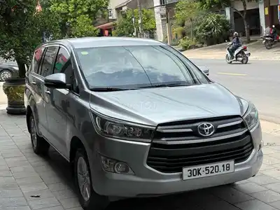Toyota Innova E 2017 механическая серебристая 7 мест