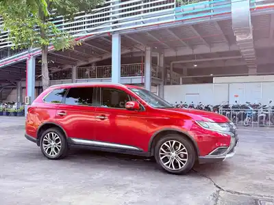 Mitsubishi Outlander 2.4L Premium 2018 красный