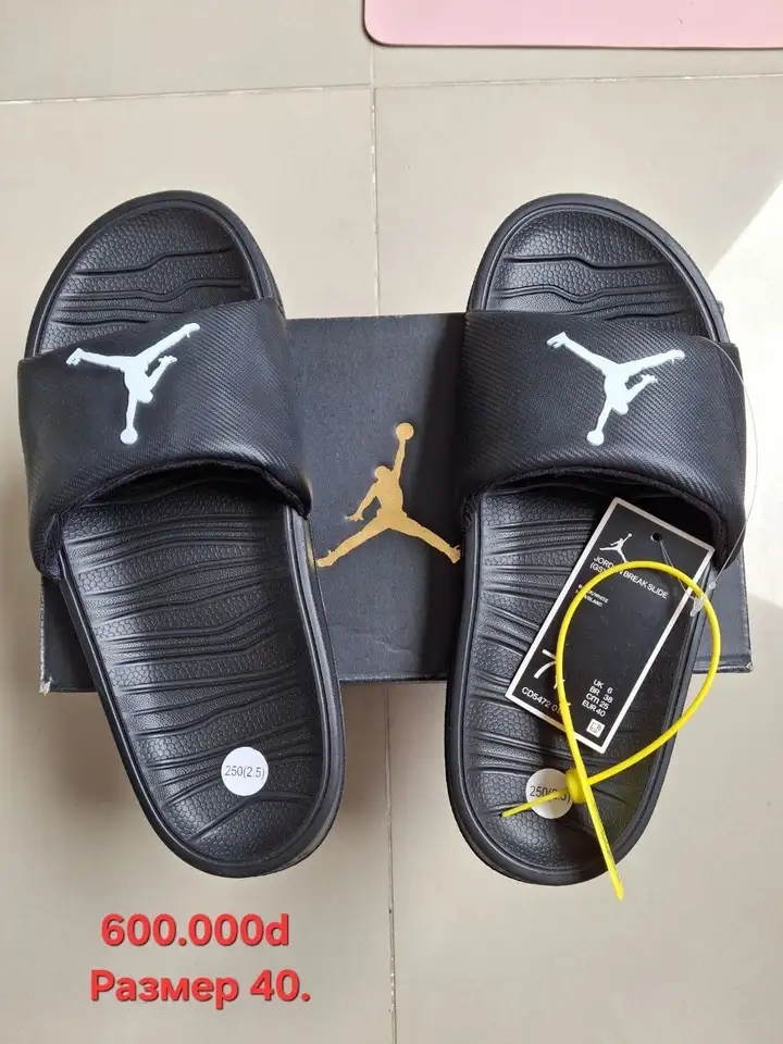 Бытовые мелочи, бижутерия, книги, тапки Nike, игрушки
