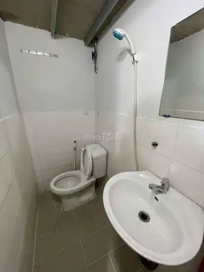 Комната в аренду с антресолью, полностью меблированная