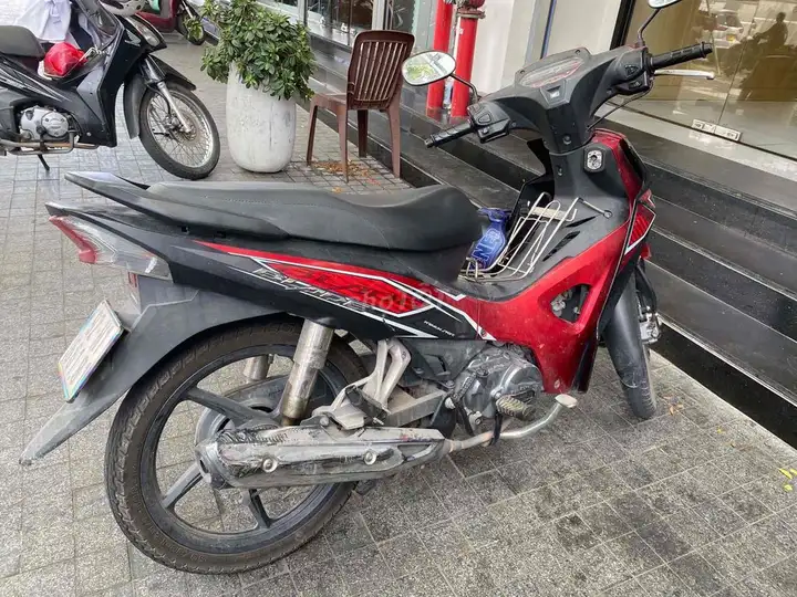 Honda Blade RSX 110 FI красно-черный женский