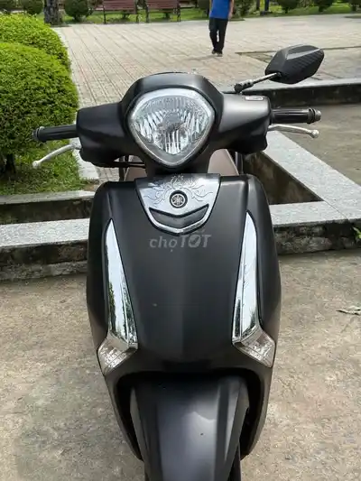 Черный скутер Yamaha Latte
