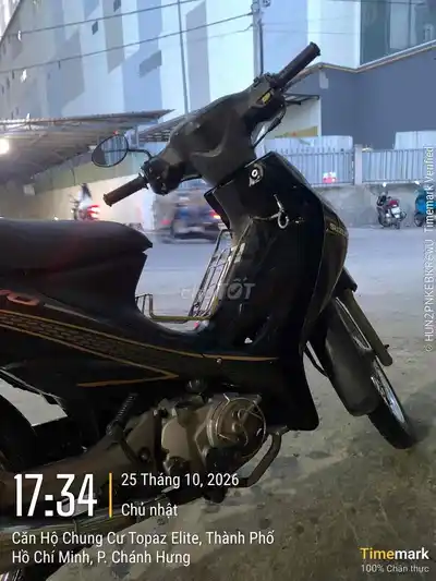 Черный мотоцикл Suzuki Revo Smash 110cc