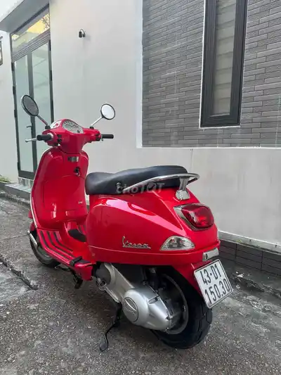 Красный скутер Piaggio Vespa LX ie 2012
