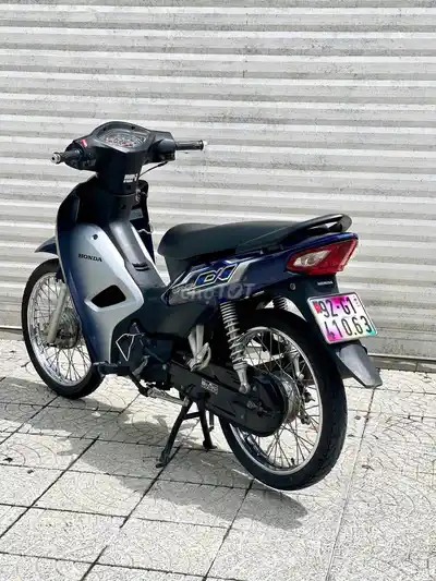 Синяя Honda Wave конца 2022 года, Вьетнам