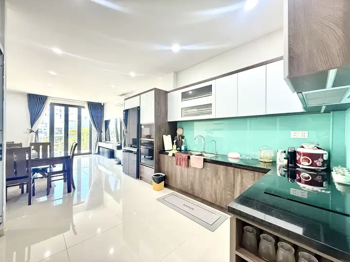 Дом с 3 спальнями, 4 этажа, лифт, 400 м²