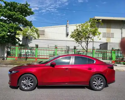 Mazda 3 Luxury 2022 Красный 62000 км
