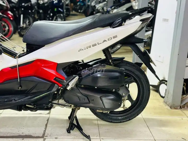 Мотосалон Thịnh Phát - Air Blade 125 бело-черный, ханойские номера