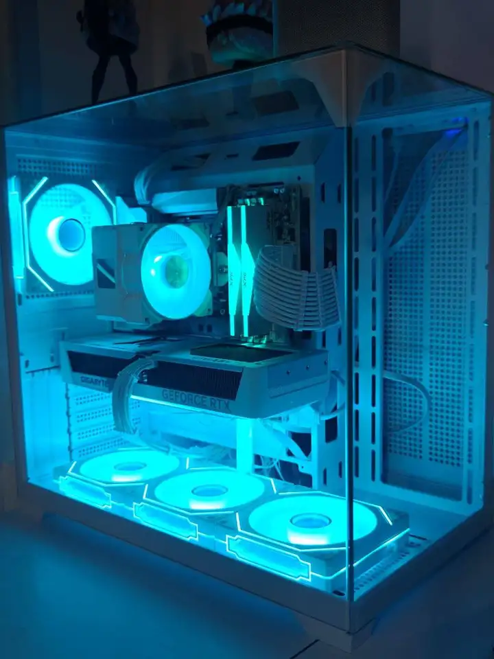 Белая ARGB-сборка Ryzen 5 7500F + RTX 5070 ICE