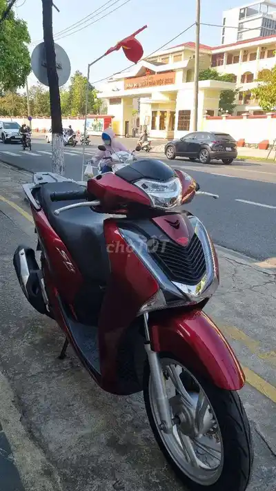 Красный подержанный скутер Honda SH 2017