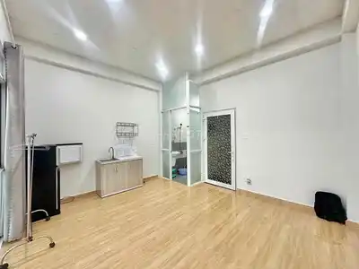 Сдам недорогую комнату с балконом у рынка Тхать Да
