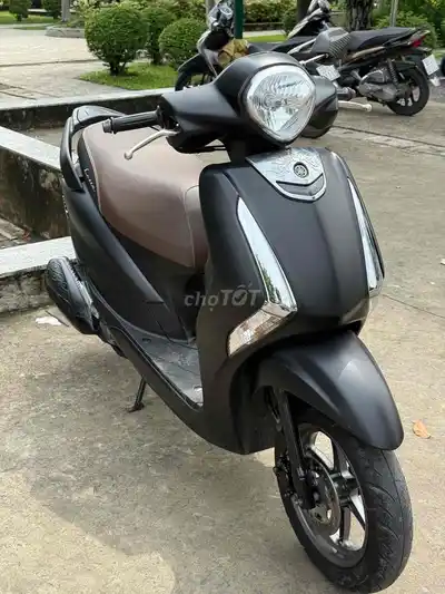 Черный скутер Yamaha Latte