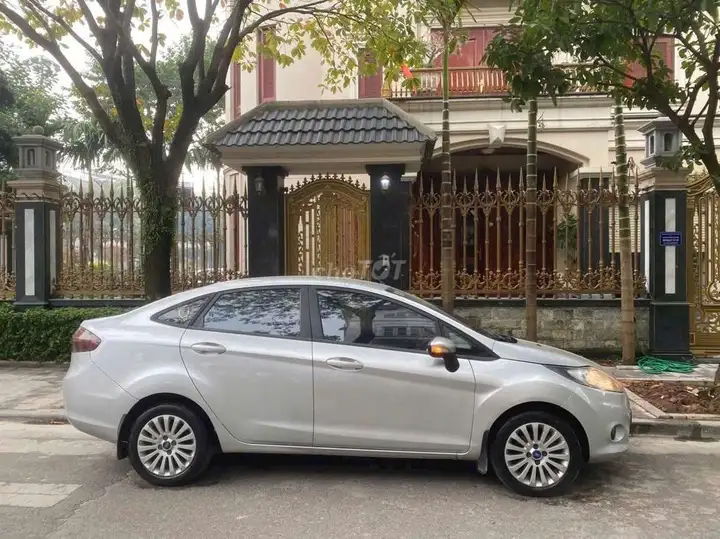 Ford Fiesta 2011 серебристый
