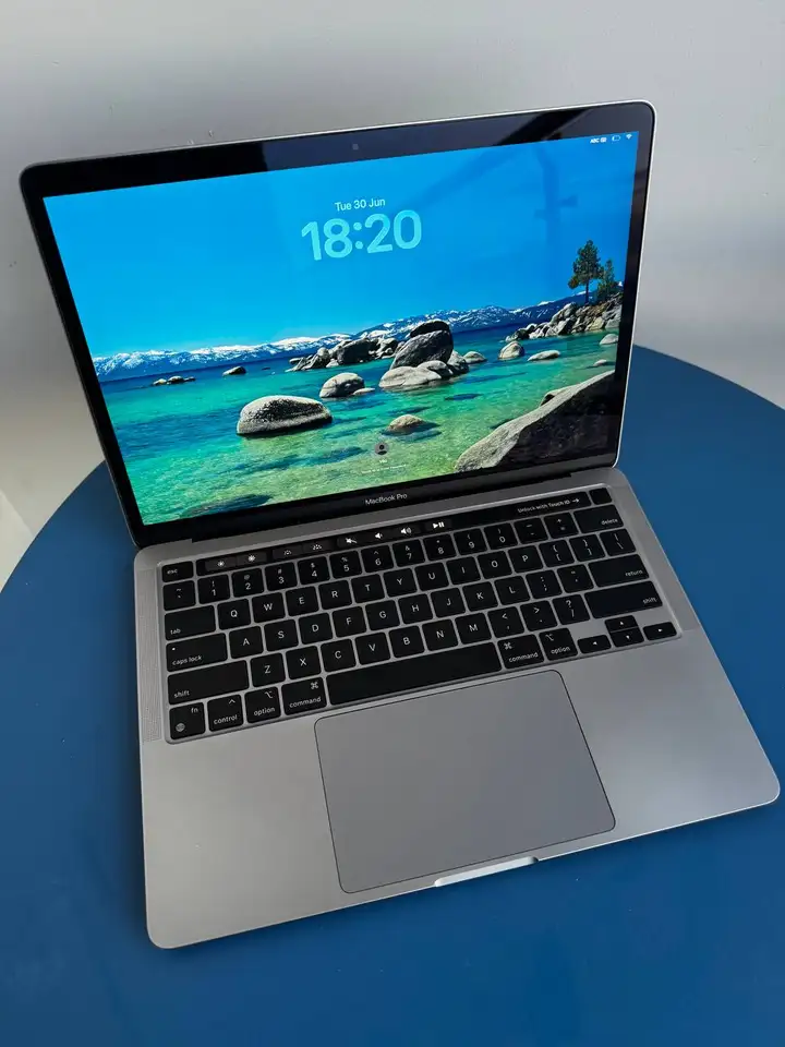 MacBook Pro 13.3" (M1, 8/256 ГБ)