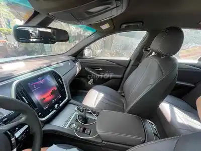 Автоматический номер VinFast Lux A2.0 с турбонаддувом, белый