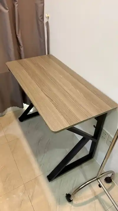 Стол, настольные игры, платья, сумка