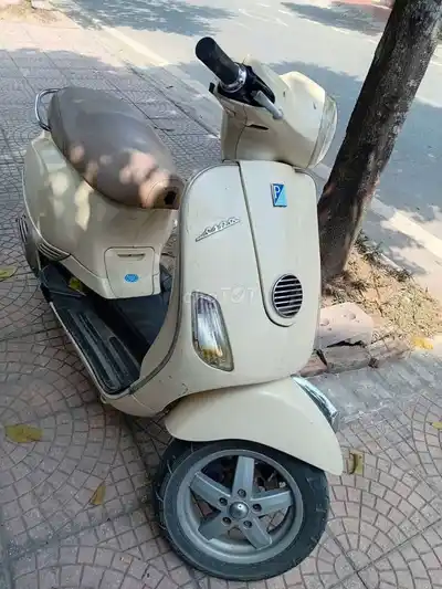 Piaggio Vespa LX кремового цвета