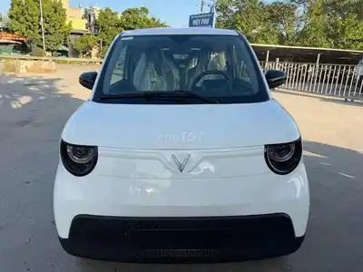 Белый электрический скутер VinFast VF2 2026