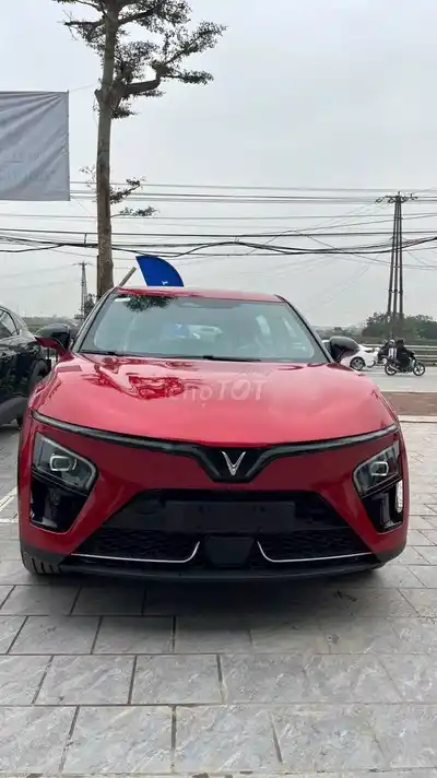 Выдача автомобиля VinFast VF7 по цене от 630 миллионов