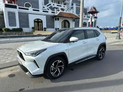 Toyota Yaris Cross HEV 2023 белый, гибридная версия