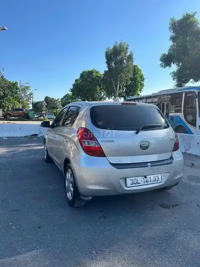 Хэтчбек Hyundai i20, серебристый, автомат