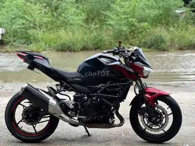 Kawasaki Z400 2023 8000 км черно-красный
