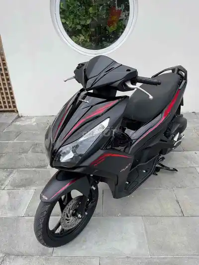 Черный красный скутер Honda Air Blade
