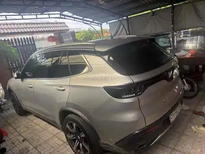 VinFast Lux SA2.0 Премиум 7 мест Серебристый