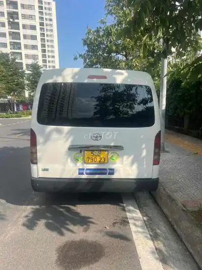Toyota Hiace 2011 3-местный масляный двигатель белый