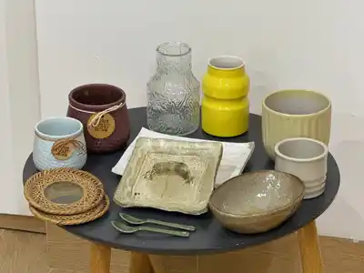 Вазы, горшки, тарелки, ложки