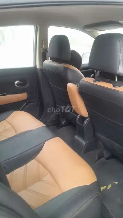 Nissan Tiida 2010 серебристый