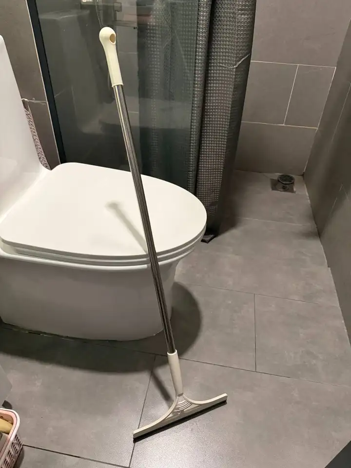 Ваза, совок, водосгон, чистящие средства, прищепки, губки