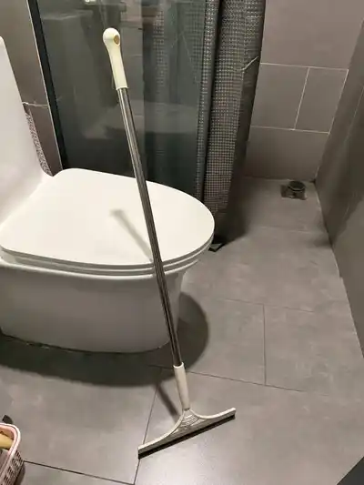 Ваза, совок, водосгон, чистящие средства, прищепки, губки