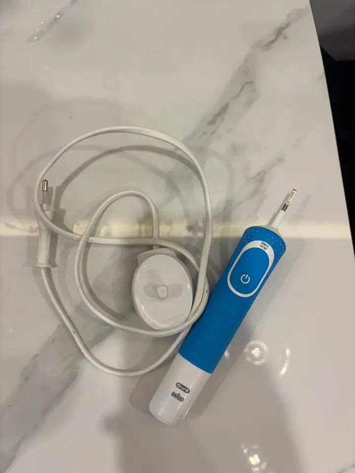 Электрическая зубная щётка Oral-B Pro
