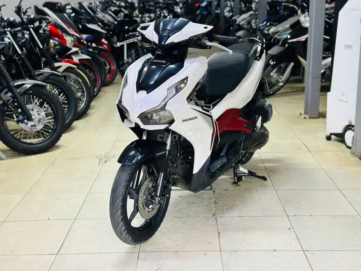 Мотосалон Thịnh Phát - Air Blade 125 бело-черный, ханойские номера