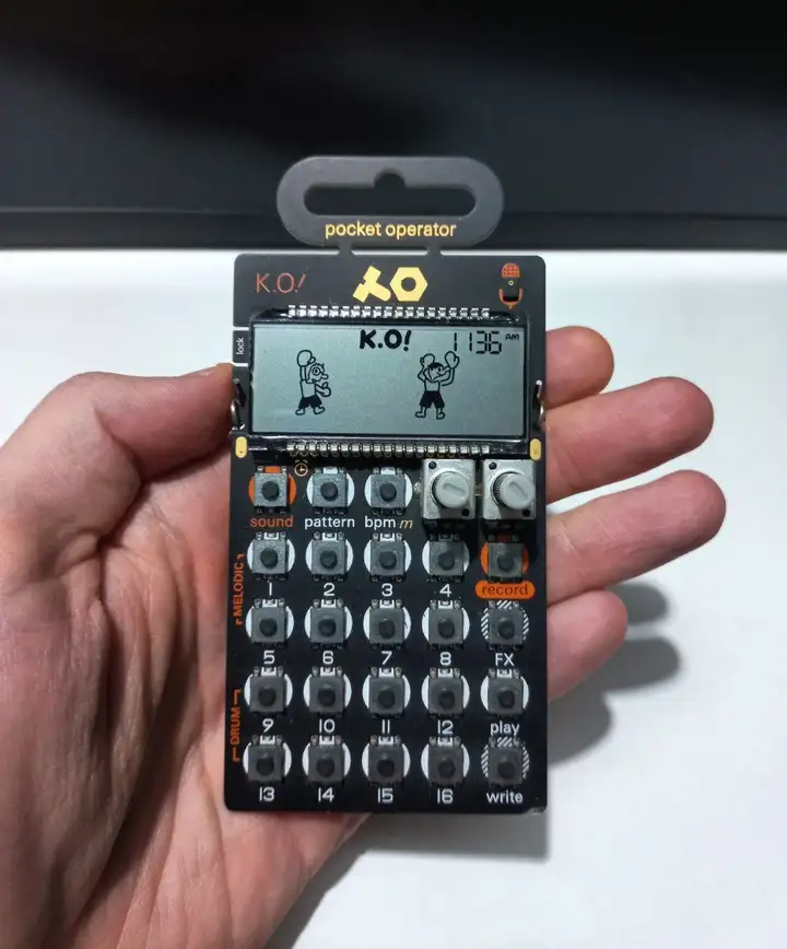 Сэмплер Teenage Engineering PO-33 K.O! и мультитул Leatherman Micra