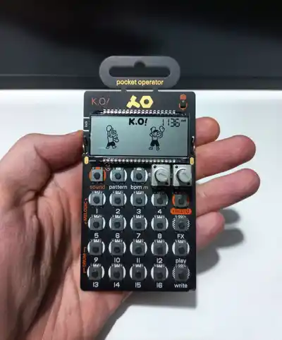 Сэмплер Teenage Engineering PO-33 K.O! и мультитул Leatherman Micra
