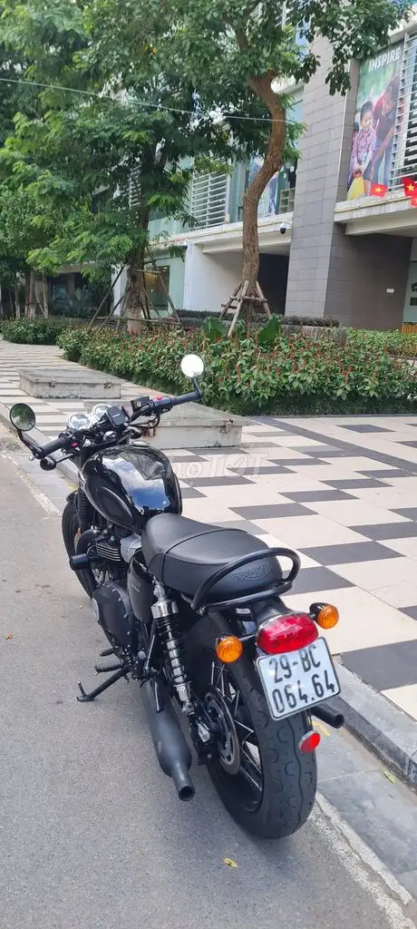 Triumph T100 2020 черный 9500км