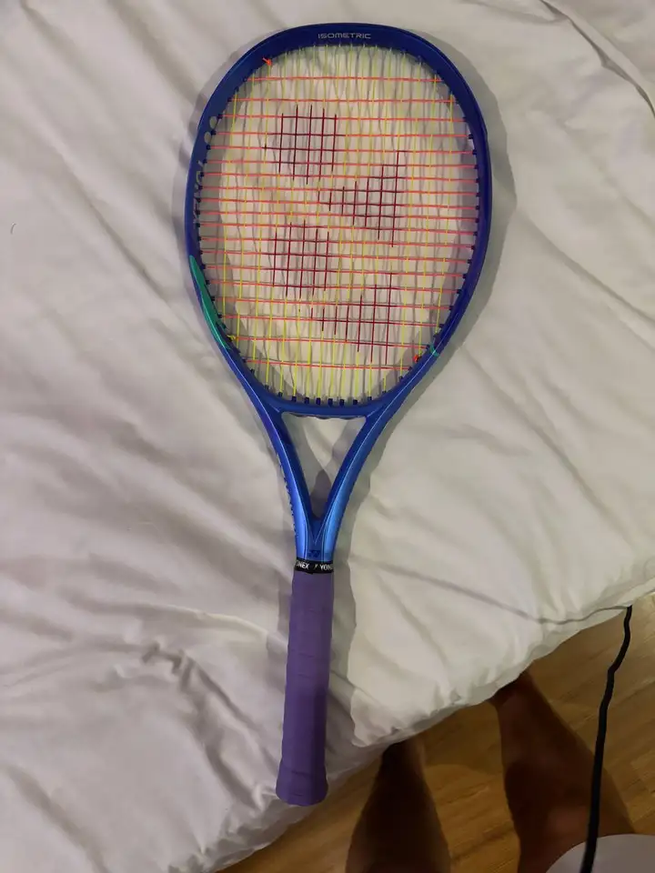 Теннисные ракетки Yonex Ezone 100 G4 и Wilson Blade V3 Pro