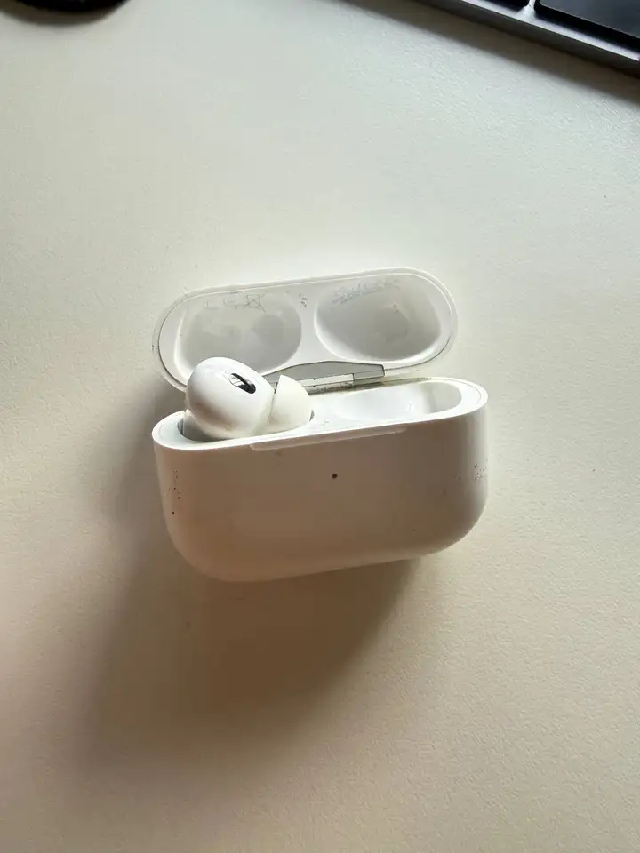 Apple AirPods Pro 2 Lightning кейс + левый наушник