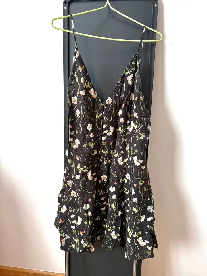 Платье H&M в цветочек, платье-футболка H&M черное, жилетка льняная Pull&Bear, средство для волос Tresemme, белая блузка Pull&Bear, рубашка льняная Uniqlo