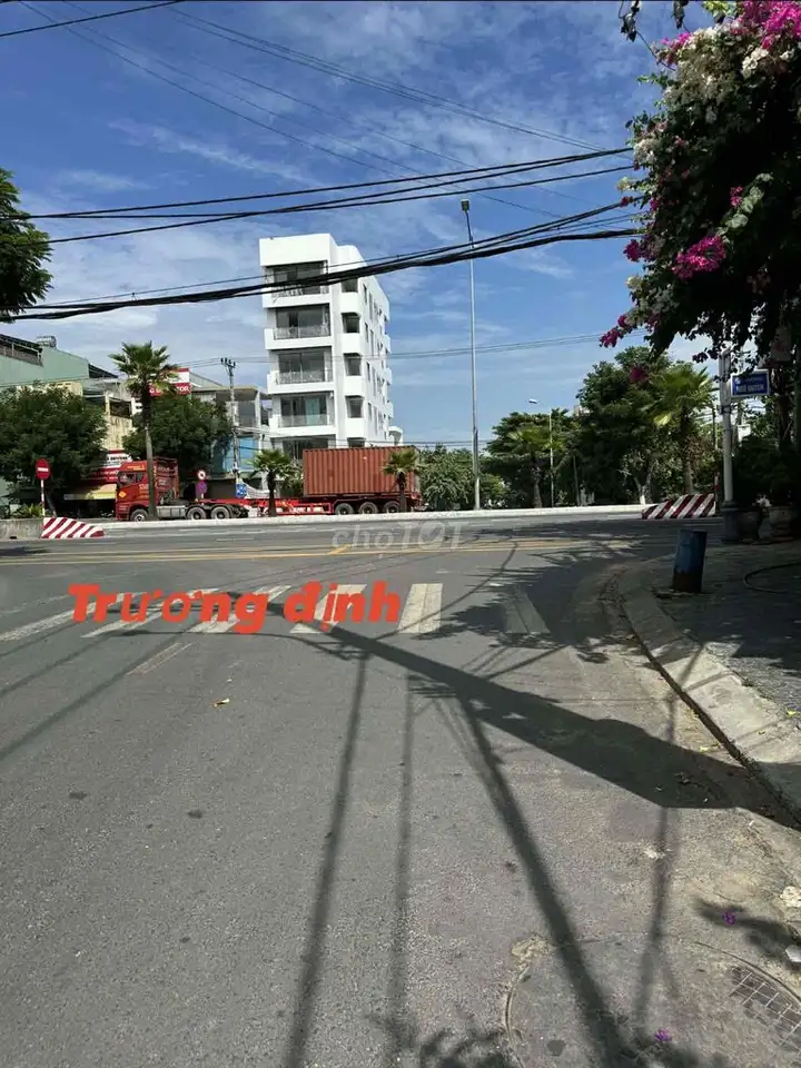 Дом 4 уровня на главной улице Чуонг Динь