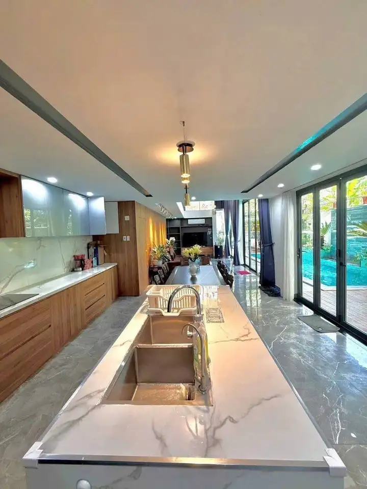 Вилла 3 этажа 4 спальни 5wc 300м2