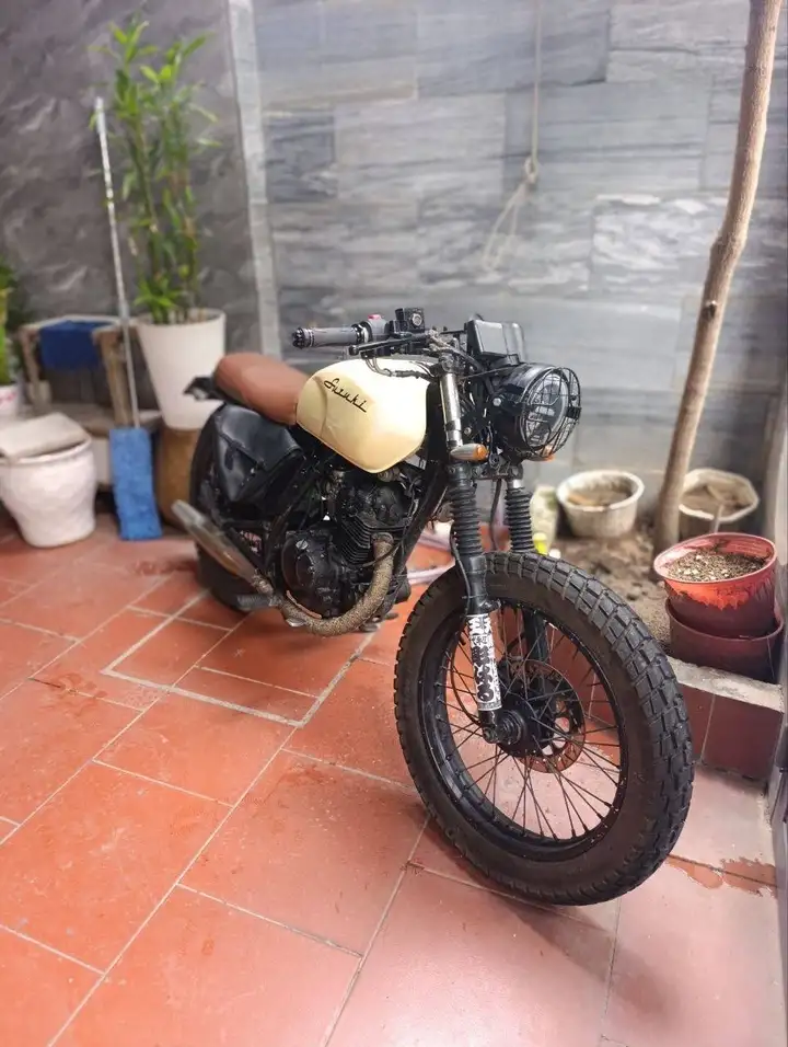 Suzuki GN125 Custom Cafe Racer / Tracker
