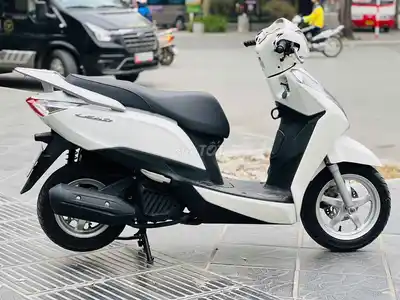 Honda Lead 125 2017 белого цвета, красивый скутер, документы на мне