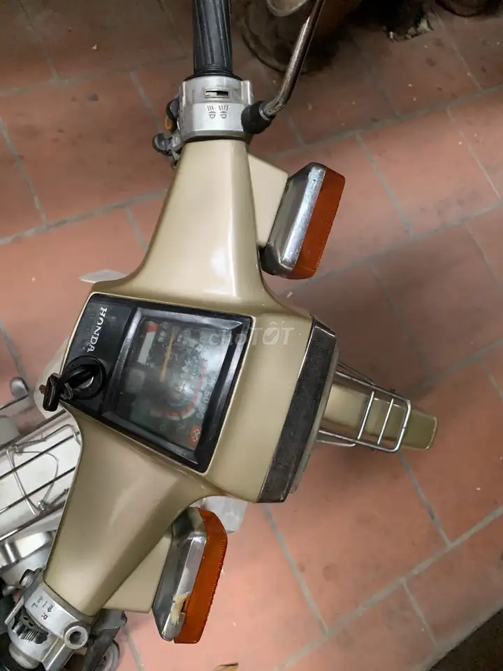 Honda Cub 82 50cc с электростартером, золотой декор, не полностью оригинал