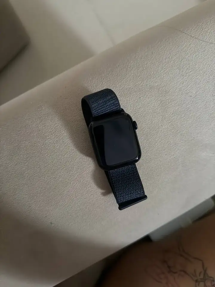 Apple Watch SE 44mm (2024)