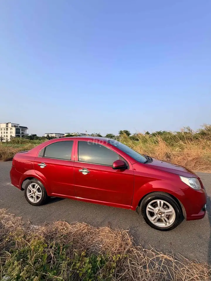 Chevrolet Aveo седан красный