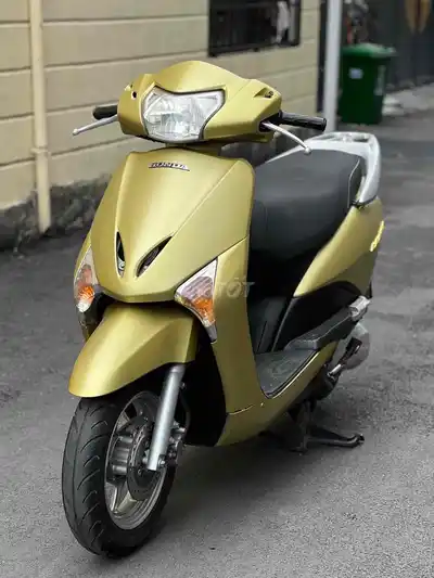 Золотой скутер Honda Lead Fi