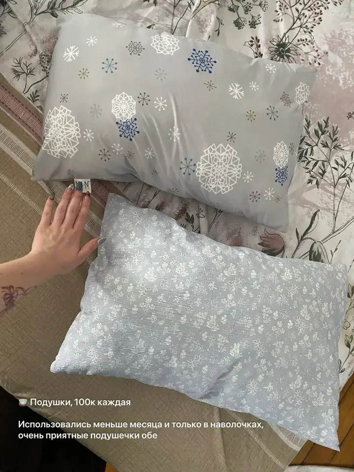 Одеяло, подушки, столик, корзинки, картина